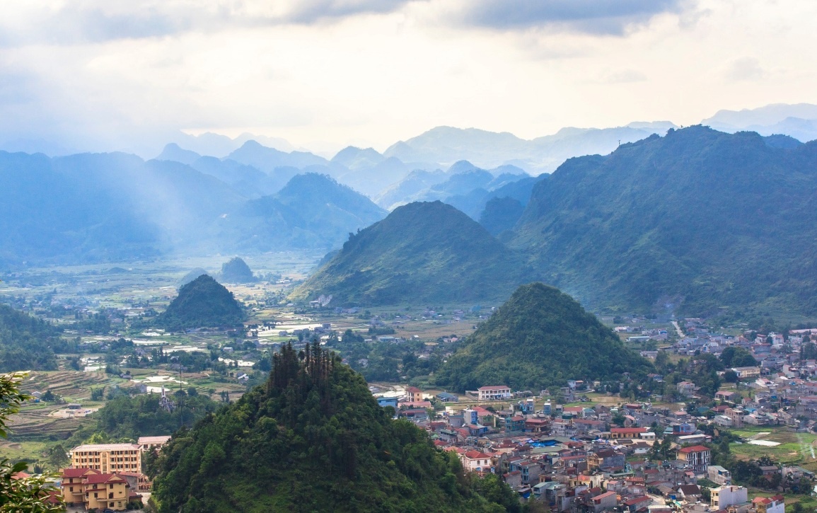 Người xem ngỡ ngàng nhìn thảo nguyên Mộc Châu với những đồi chè xanh ngút ngàn, đỉnh Pha Luông kiêu hùng huyền thoại và thung lũng Mai Châu đẹp như bức tranh thủy mặc.