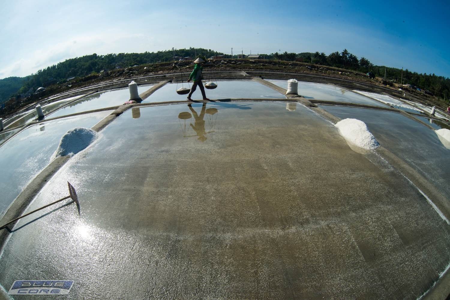 Ruộng muối và quang gánh nặng trĩu của người nông dân là hình ảnh làm nao lòng nhiều người con xa quê.