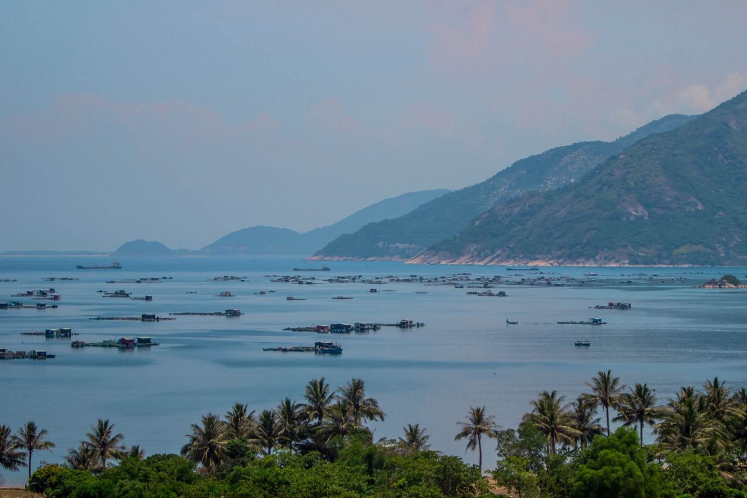 Clip của nhóm khám phá Nam Trung Bộ khiến người xem ngất ngây với vẻ đẹp đến nao lòng của nắng vàng, cát trắng, biển xanh.