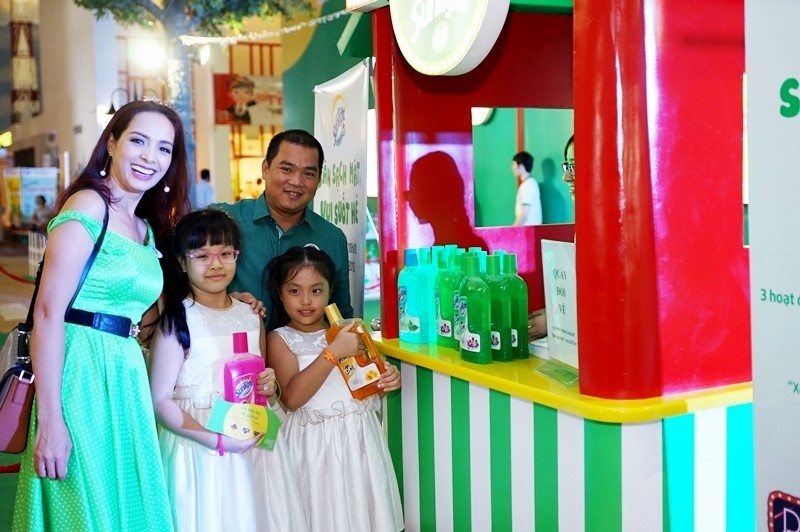  Hai cô công chúa nhỏ Suti và Suli tỏ ra vô cùng phấn khích khi lần đầu tiên được xem phim trên sàn nhà.