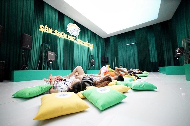 Sàn nhà sạch bóng, không vi khuẩn nên cả gia đình yên tâm nằm xem phim và thư giãn.