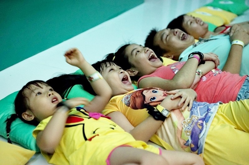  Các em nhỏ cũng không giấu được sự hào hứng với kiểu xem phim độc đáo này.