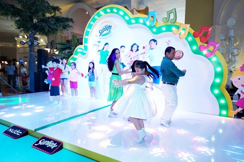 Sau khi hết xuất chiếu, Suti, Suli cùng bố mẹ thỏa thích nhảy trên sàn nhà.