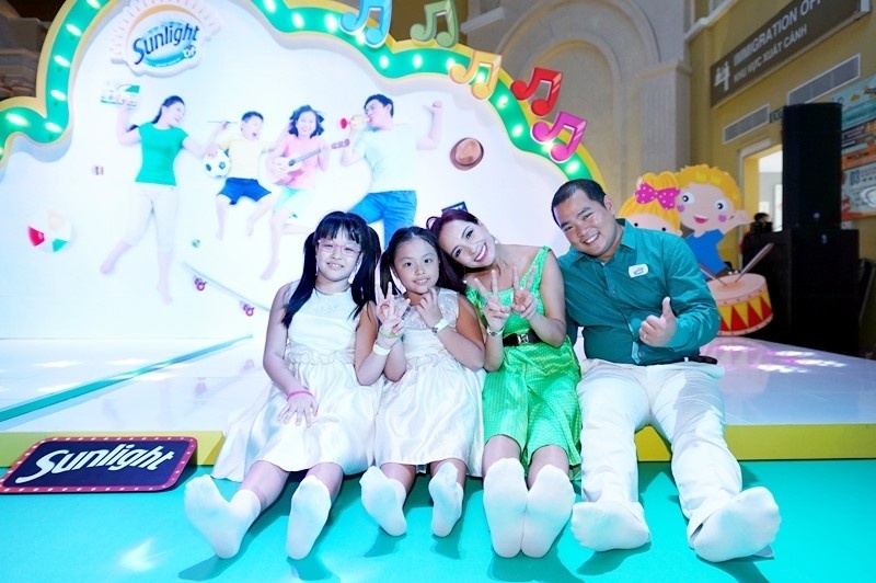 Gia dinh Thuy Hanh hao huc xem phim tren san nha hinh anh