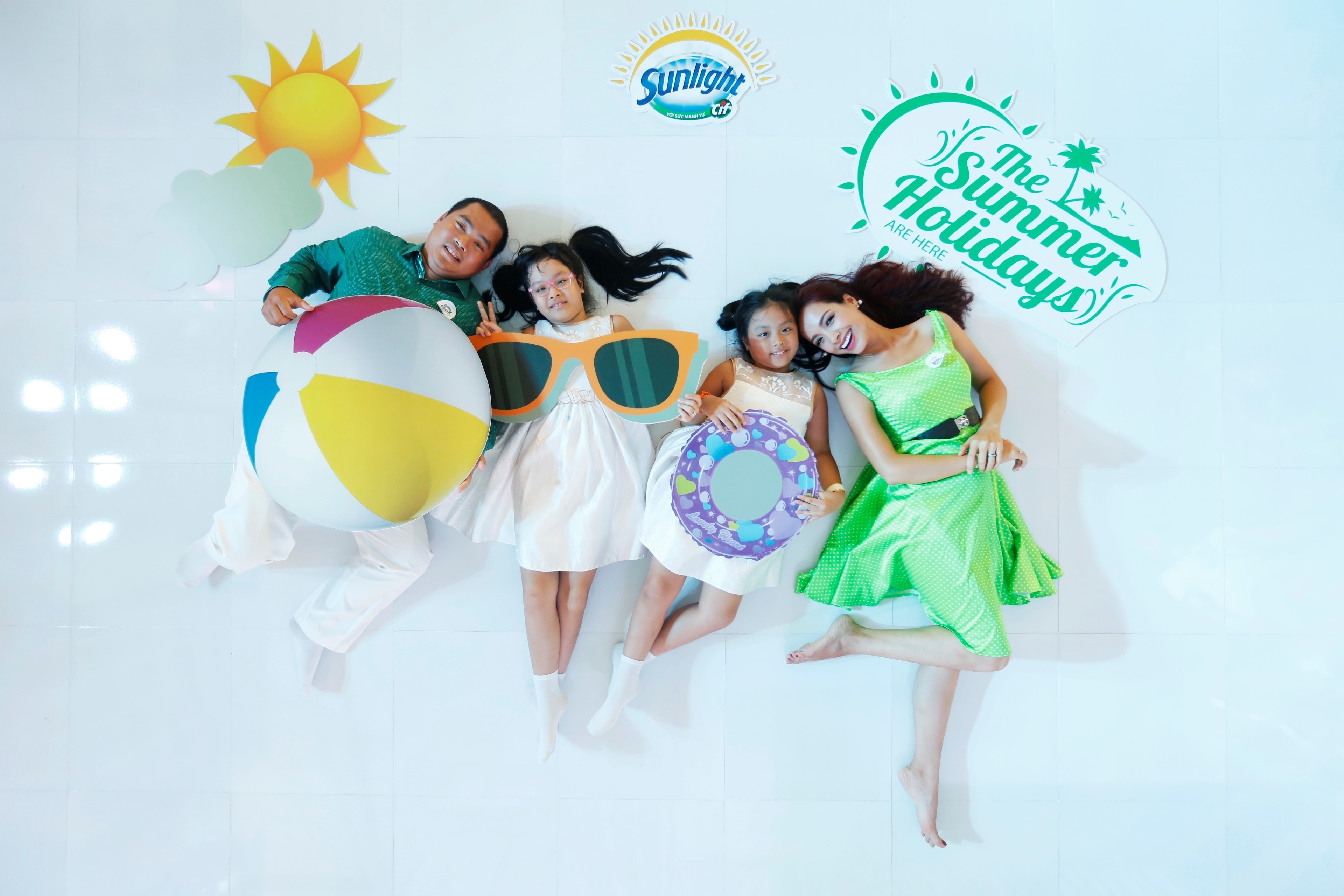 Cả gia đình tạo dáng chụp ảnh cùng các đồ vật ngộ nghĩnh.