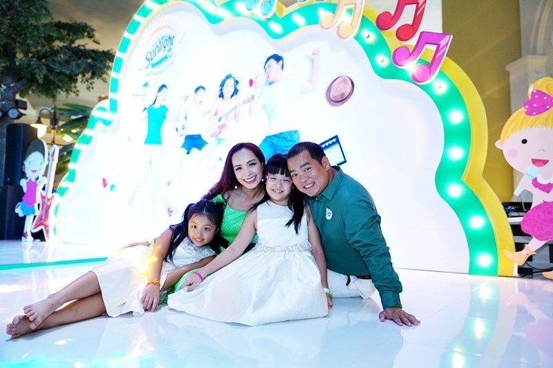 Tham dự chương trình, bà mẹ trẻ Thúy Hạnh cũng như nhiều bậc phụ huynh khác còn bỏ túi bí quyết biến sàn nhà thành sân chơi tại gia. Với sàn nhà sạch bóng và thơm mát được chăm sóc bằng Sunlight lau sàn, bố mẹ có thể “sáng tạo” những trò chơi đơn giản như nhảy lò cò, tập ban nhạc hoặc chơi đuổi bóng,… để cho con trẻ một mùa hè hào hứng và thú vị.