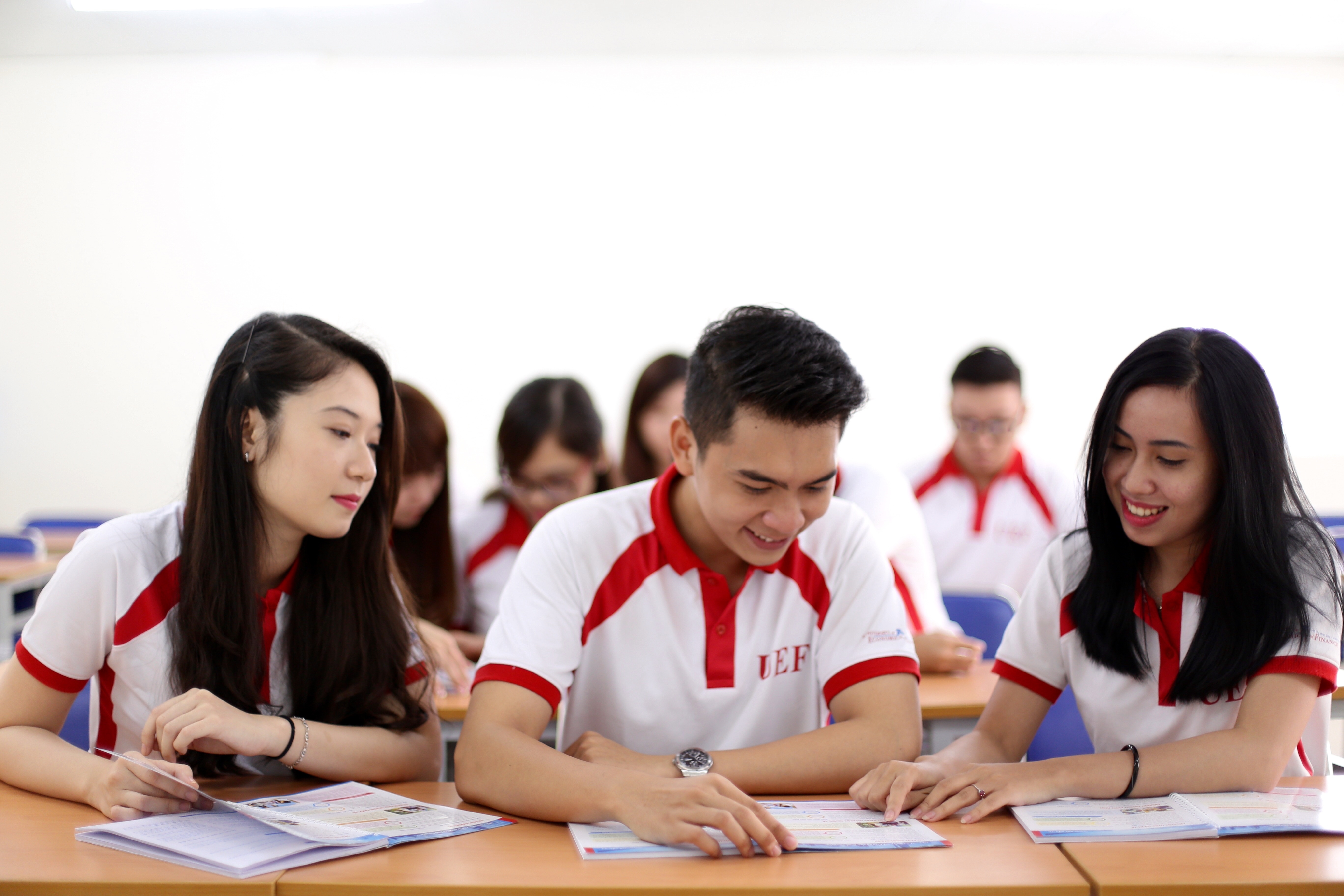 Tiếng Anh trở thành ngôn ngữ chính trong giảng dạy và học tập.