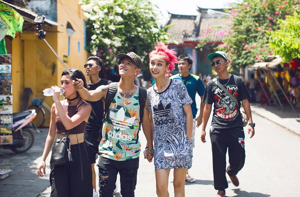 Khi đi chơi cùng bạn bè, Cường Seven và Mlee vẫn tay trong tay. Cả hai luôn có cách thể hiện tình cảm nhẹ nhàng và dễ thương.