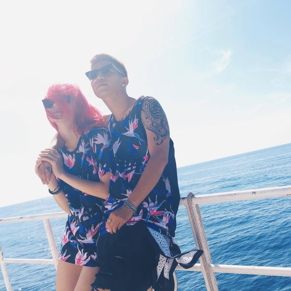 Hình ảnh diện đồ đôi lãng mạn của cặp trai tài, gái sắc khiến fan thích thú.