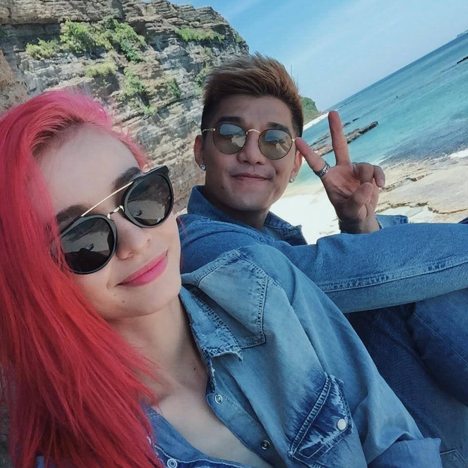 Mlee khoe ảnh selfie cùng bạn trai trên Facebook cá nhân, kèm theo chia sẻ: