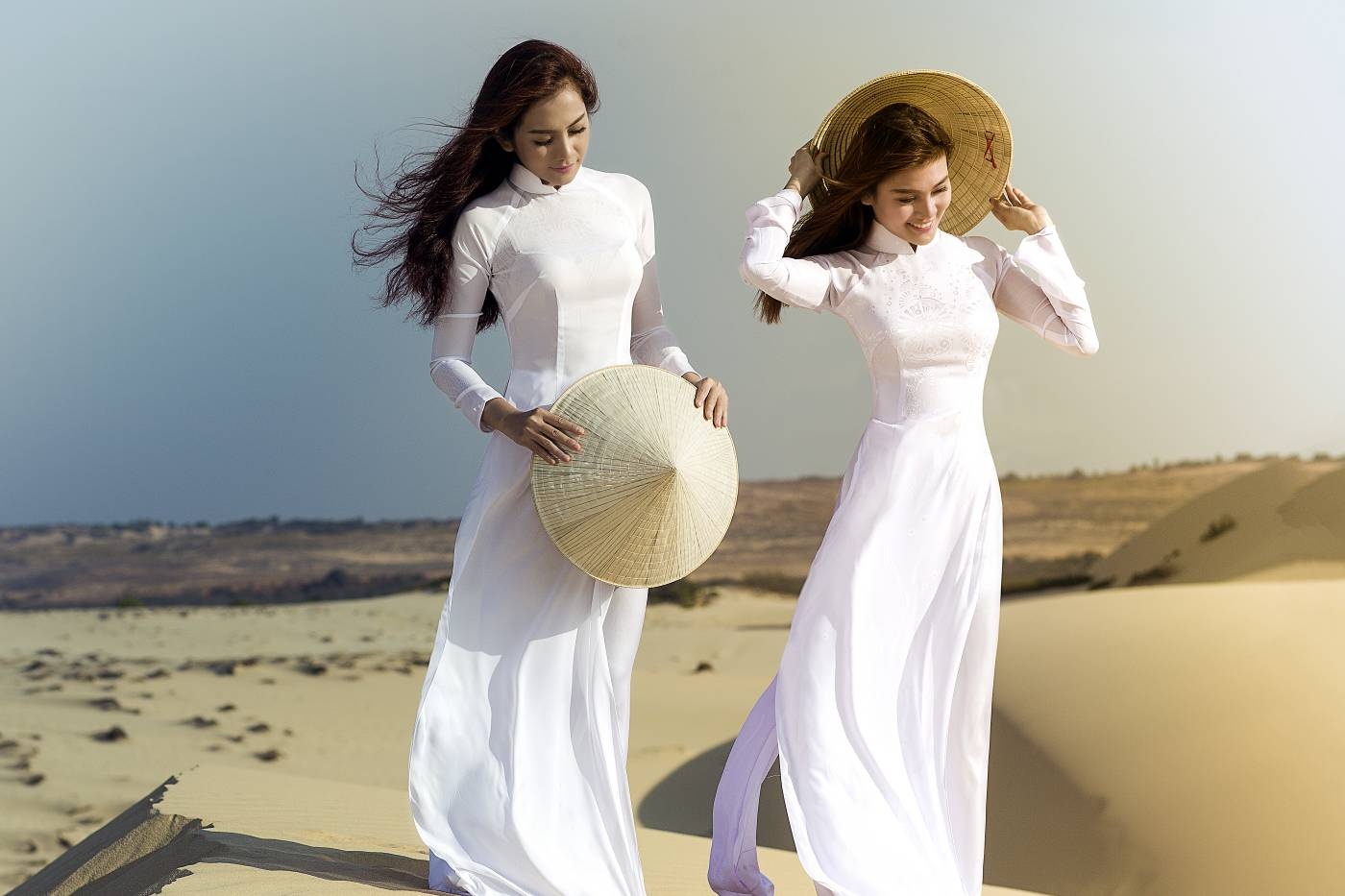 Họa tiết in hoa nổi bật trên nền vải voan mềm mịn, giúp Quỳnh Như và cô bạn thân Châu Diệu Minh thêm tươi tắn, rạng rỡ.