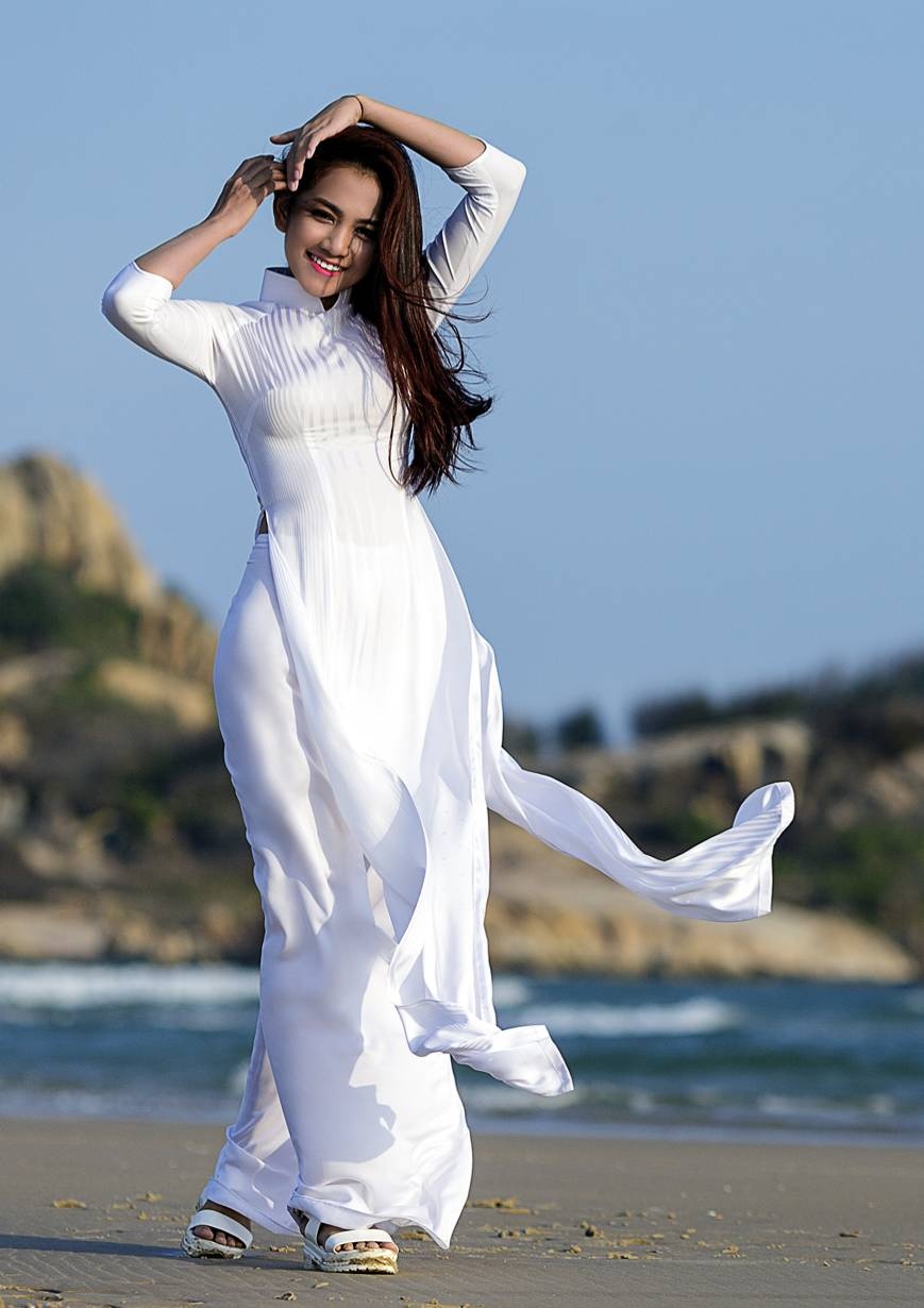 Châu Diệu Minh mang đến vẻ tươi tắn trong tà áo dài trắng kẻ sọc cách điệu bắt mắt.