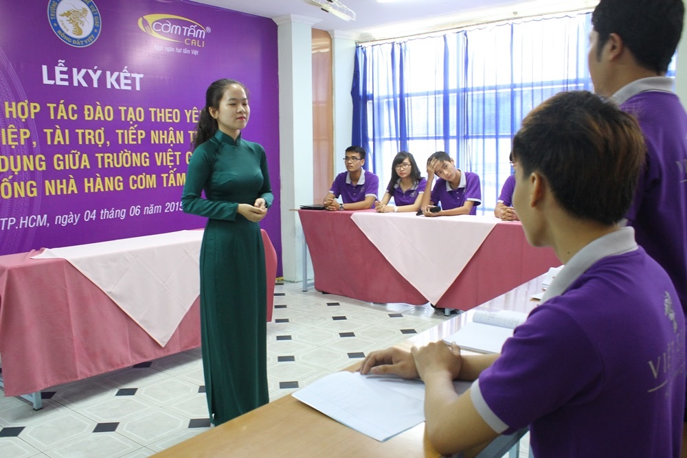 Sinh viên Việt Giao trong buổi huấn luyện về cách tổ chức sự kiện, hoạt động quảng bá thương hiệu Ẩm thực