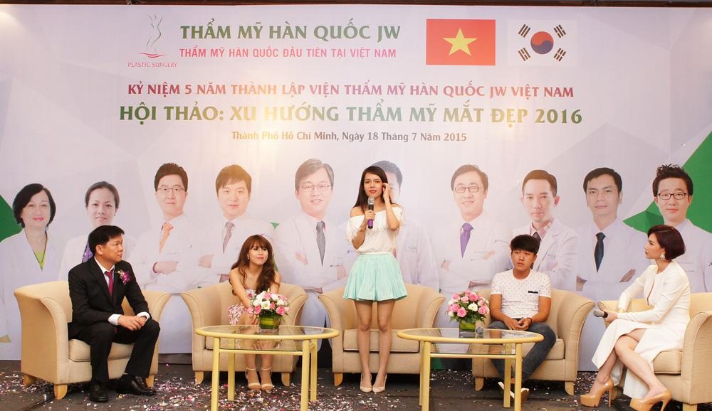 Hình ảnh 3 nhân vật rạng rỡ cùng bác sĩ Tú Dung trong buổi tọa đàm thân mật tại buổi hội thảo của JW.
