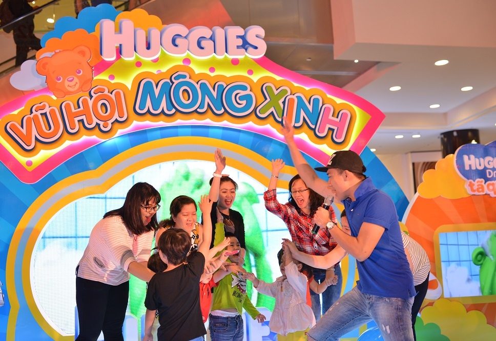 Không chỉ bé mà mẹ cũng hết mình nhé!