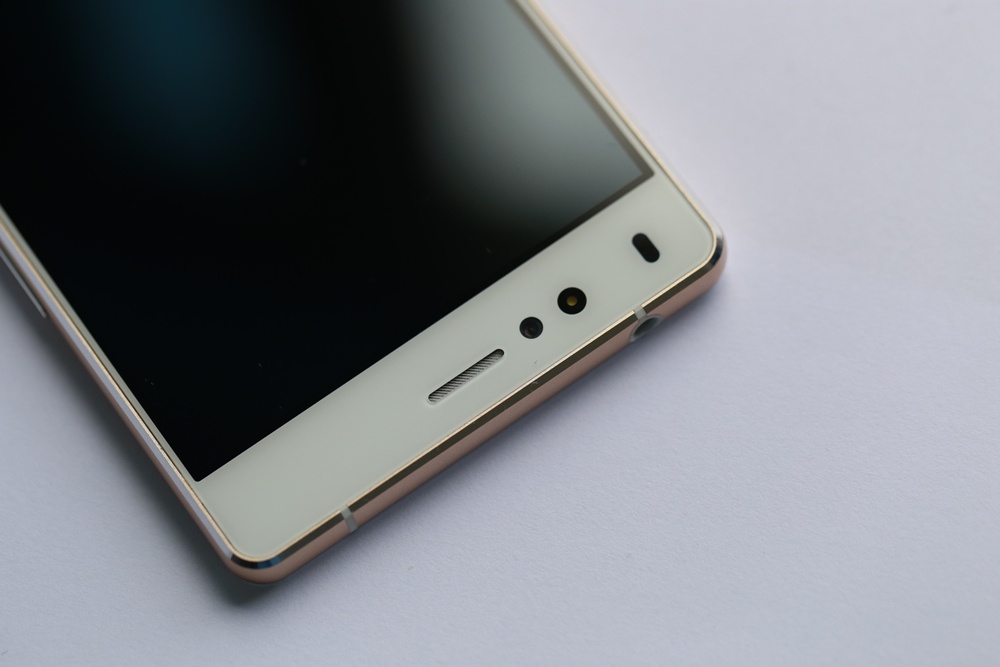 Trong khi Prime X sử dụng launcher có 2 tầng thì nguợc lại Prime Xense chỉ sử dụng launcher chỉ có 1 tầng, nhưng được thiết kế lại độc đáo hơn. Ứng dụng nằm toàn bộ ở ngoài màn hình chính ở tầng 1, còn 2 tầng có một trang hoàn toàn dành riêng cho ứng dụng. (Prime X tay trái còn Prime Xense tay phải).