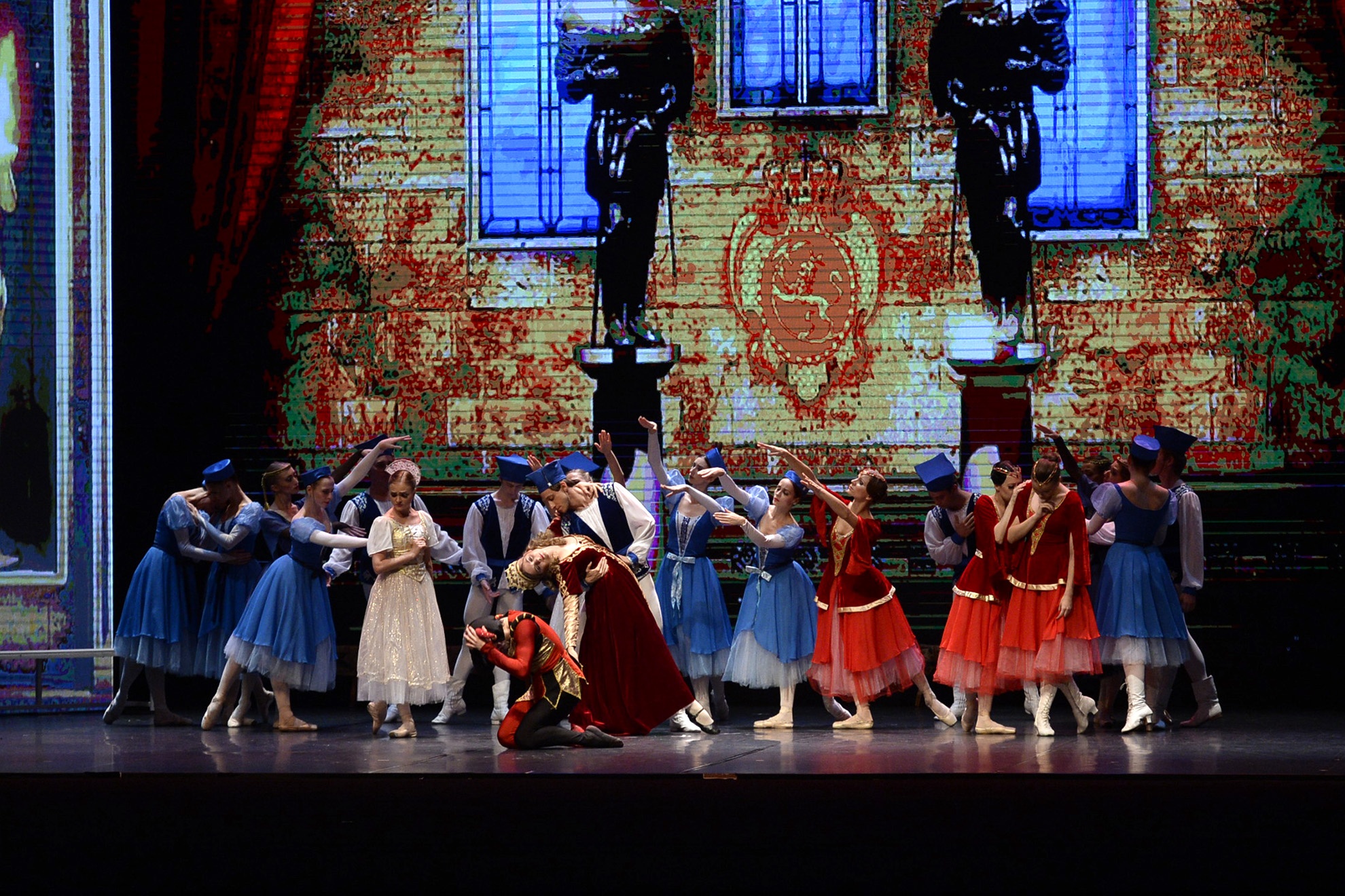 MobiFone tai tro chuong trinh nghe thuat 'Ho thien nga 3D' hinh anh