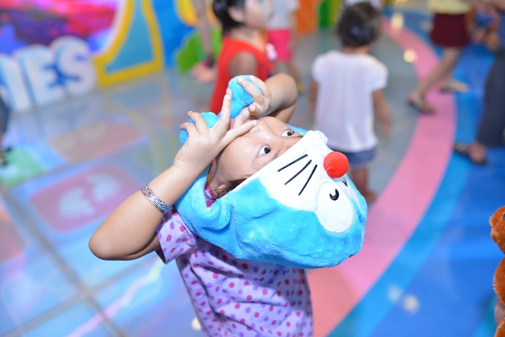 Hay khoảnh khắc hưng phấn của một em bé sau khi vừa nhún nhảy “hết cỡ” trên sân khấu