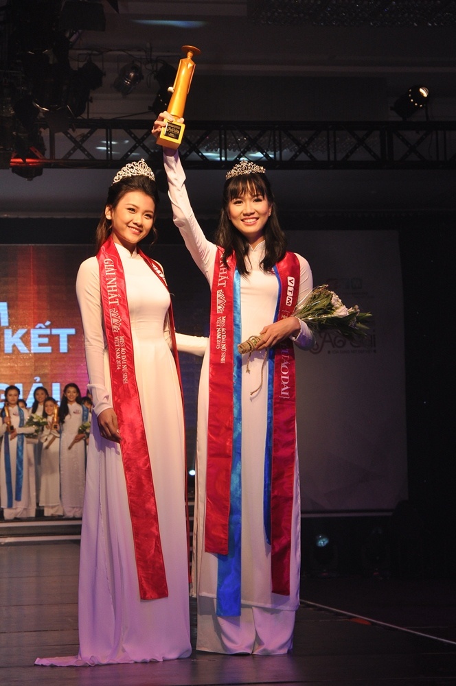 Trong niềm vui vỡ òa, bạn Phạm Ngọc Phương Anh học sinh trường THPT chuyên Lê Hồng Phong đã toả sáng với danh hiệu Miss Áo dài nữ sinh Việt Nam 2015, mang về phần quà ý nghĩa dành cho toàn bộ nữ sinh của trường mình.
