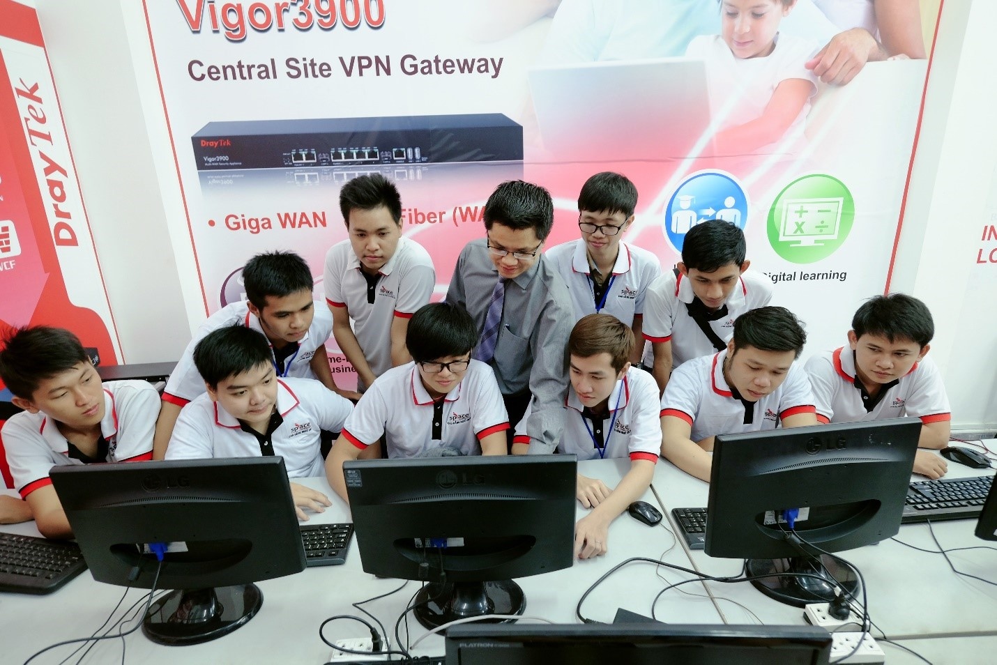 Giảng viên iSpace nhiệt tình hướng dẫn sinh viên trong giờ học.