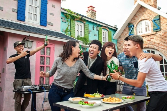    Trấn Thành và bạn bè đã có những trải nghiệm khác biệt, khó quên ngay tại nơi họ đang sống. 