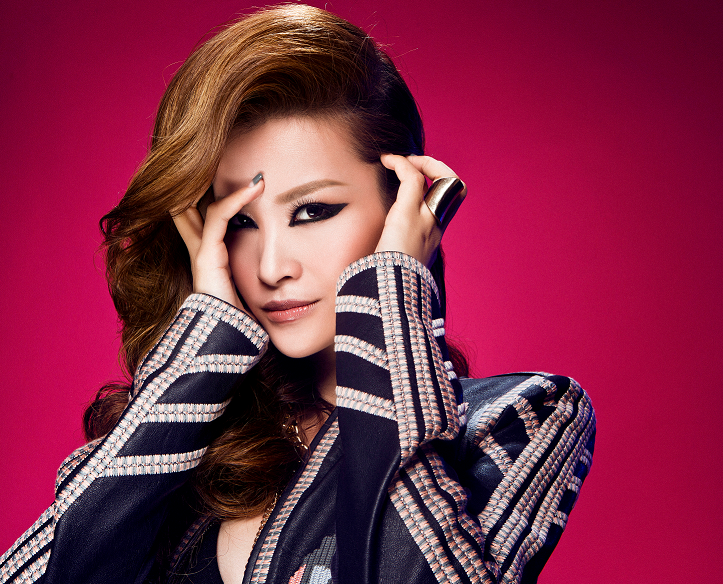 Dong Nhi khong ap luc khi ngoi ghe nong hinh anh