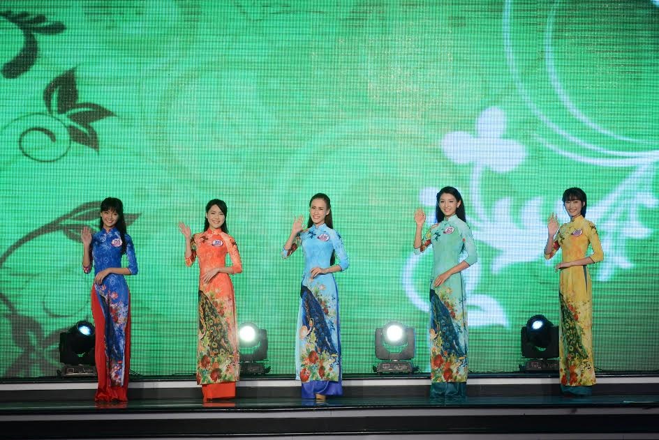 Thi sinh duyen dang trong trang phục áo dài cách tân của Thái Tuấn.