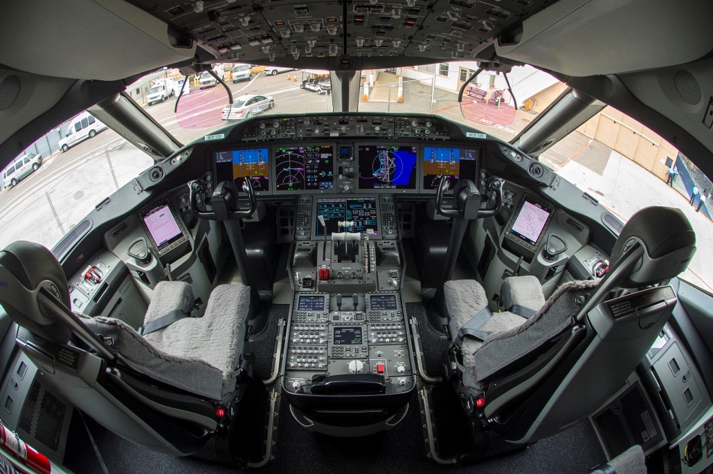 Cận cảnh buồng lái của Boeing 787-9 của Vietnam Airlines.