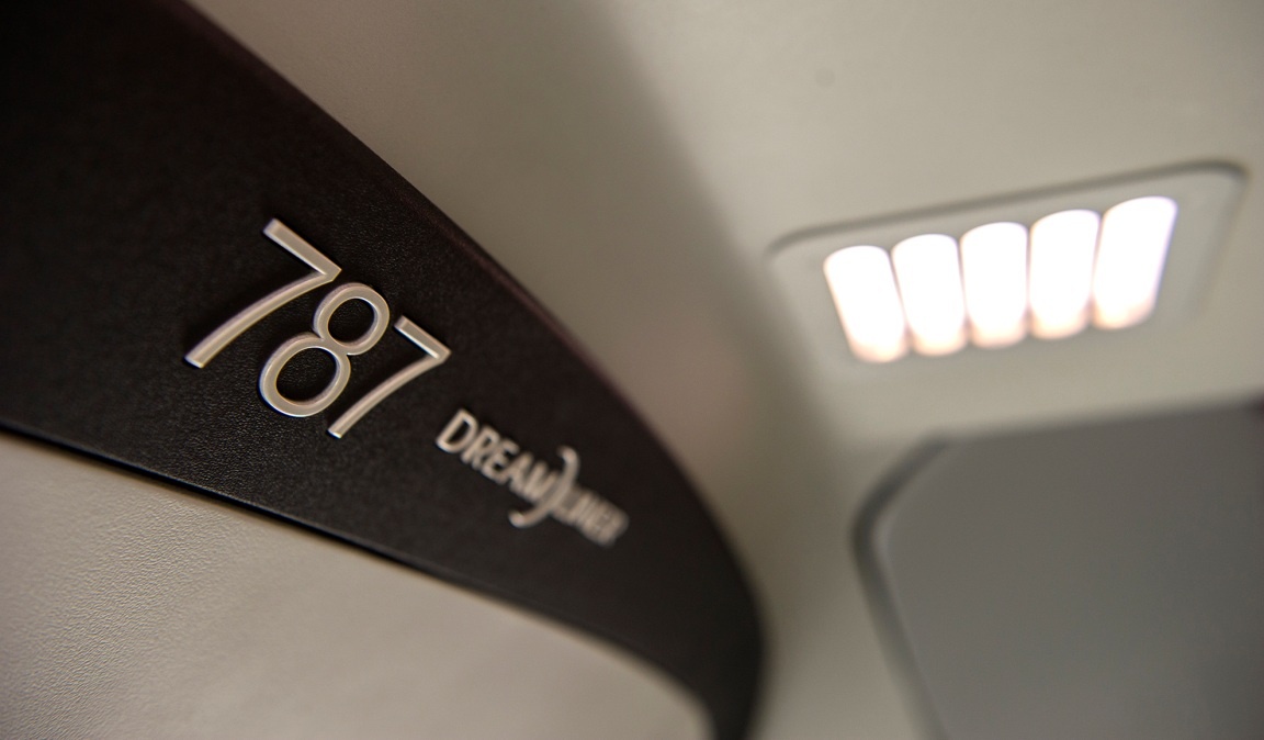 Vietnam Airlines là hãng hàng không đầu tiên trên thế giới đưa vào sử dụng cùng lúc 2 máy bay thế hệ mới Boeing 787-9 và Airbus A350. Điều này tạo ra lợi thế cạnh tranh cho hãng trong khu vực và trên một số đường bay quốc tế trọng điểm.