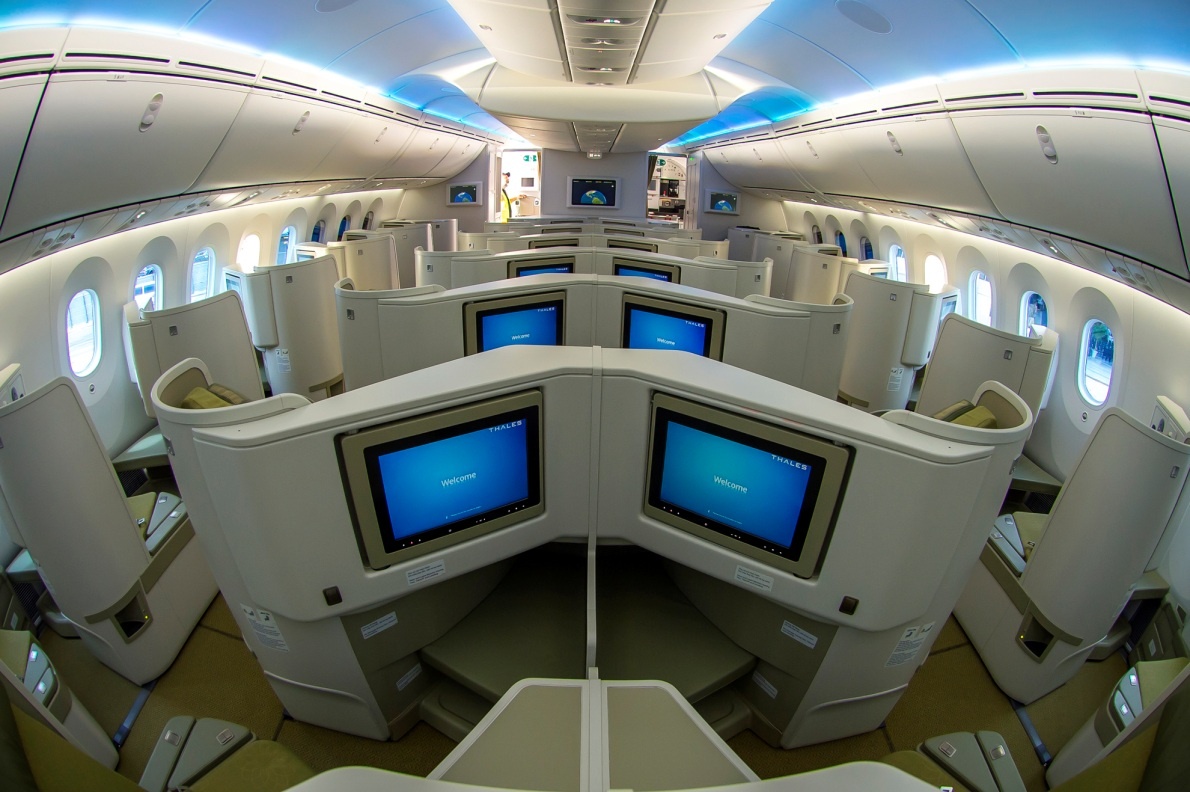 Hành khách giải trí với màn hình cá nhân kích thước 15,4 inch, độ phân giải chuẩn HD. Ngoài ra còn có tai nghe chống ồn, đèn đọc sách cá nhân, ổ cắm điện (nguồn điện 110v) và cổng USB tại ghế.