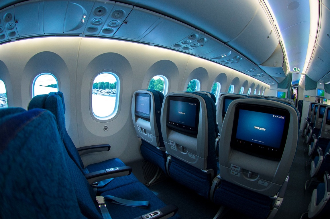 Các cửa sổ rộng hơn và ánh sáng được điều khiển theo 5 chế độ bằng điện thay cho các tấm che cửa sổ truyền thống.