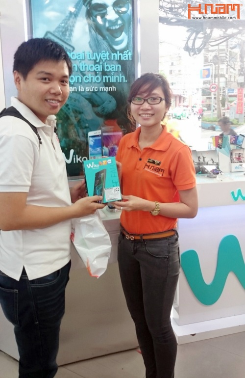 Anh Trần Đức Minh với chiếc điện thoại may mắn Wiko Ridge Fab tại cửa hàng Hnam Mobile 370A Lê Văn Sỹ, Q.3