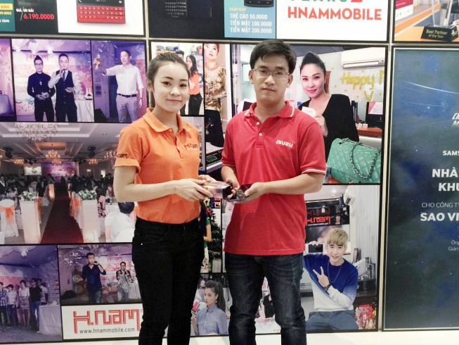 Được tặng voucher trị giá 3.000.000đ, anh Quốc Đạt có… dư tiền để sắm điện thoại Wiko Highway.