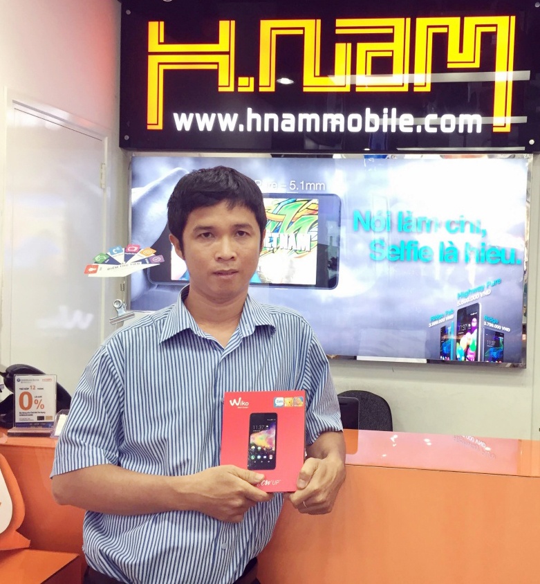 Anh Nguyễn Văn Tám với chiếc điện thoại Wiko Rainbow Up mua tại Hnam Mobile 206 Hoàng Văn Thụ ngày 13/7/2015.