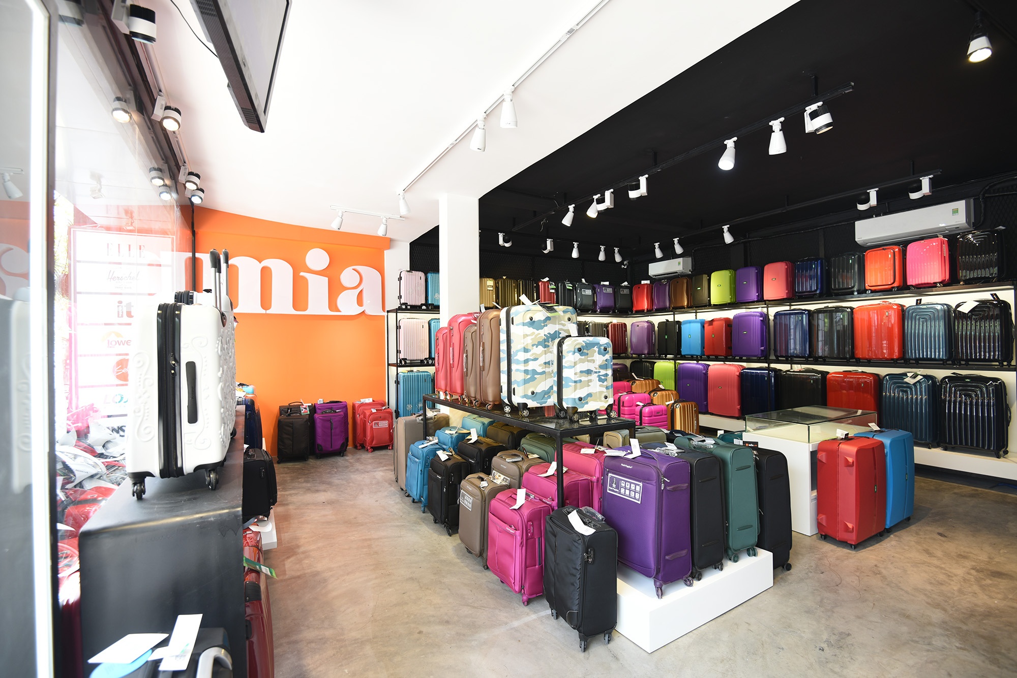 MIA.vn chia se hanh trinh truong thanh qua nhung chiec vali hinh anh