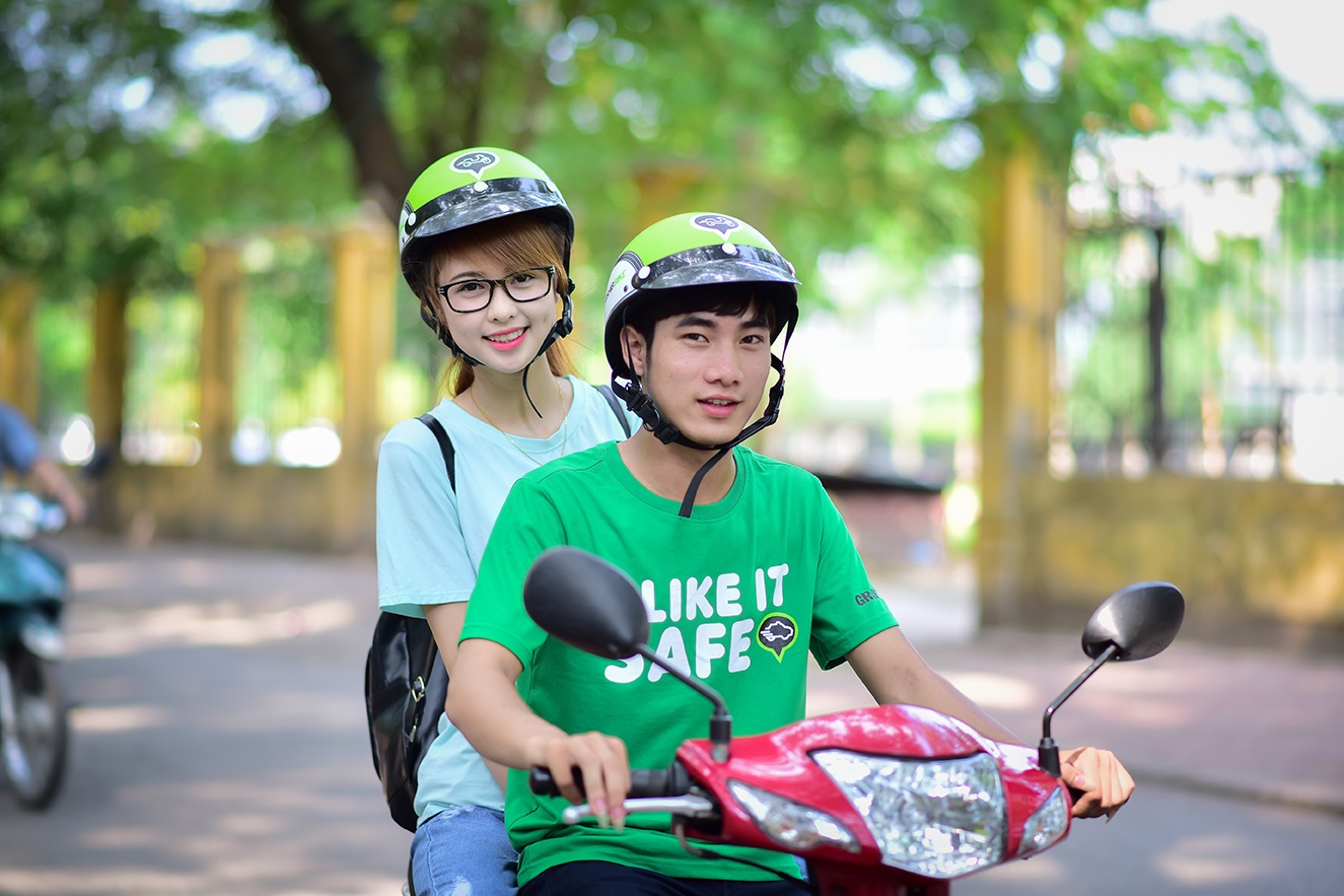GrabBike (3.000 đồng/km) là dịch vụ đặt xe ôm của ứng dụng GrabTaxi trên smartphone. Dịch vụ được nhiều người đánh giá cao nhờ an toàn, nhanh chóng và không cần trả giá.