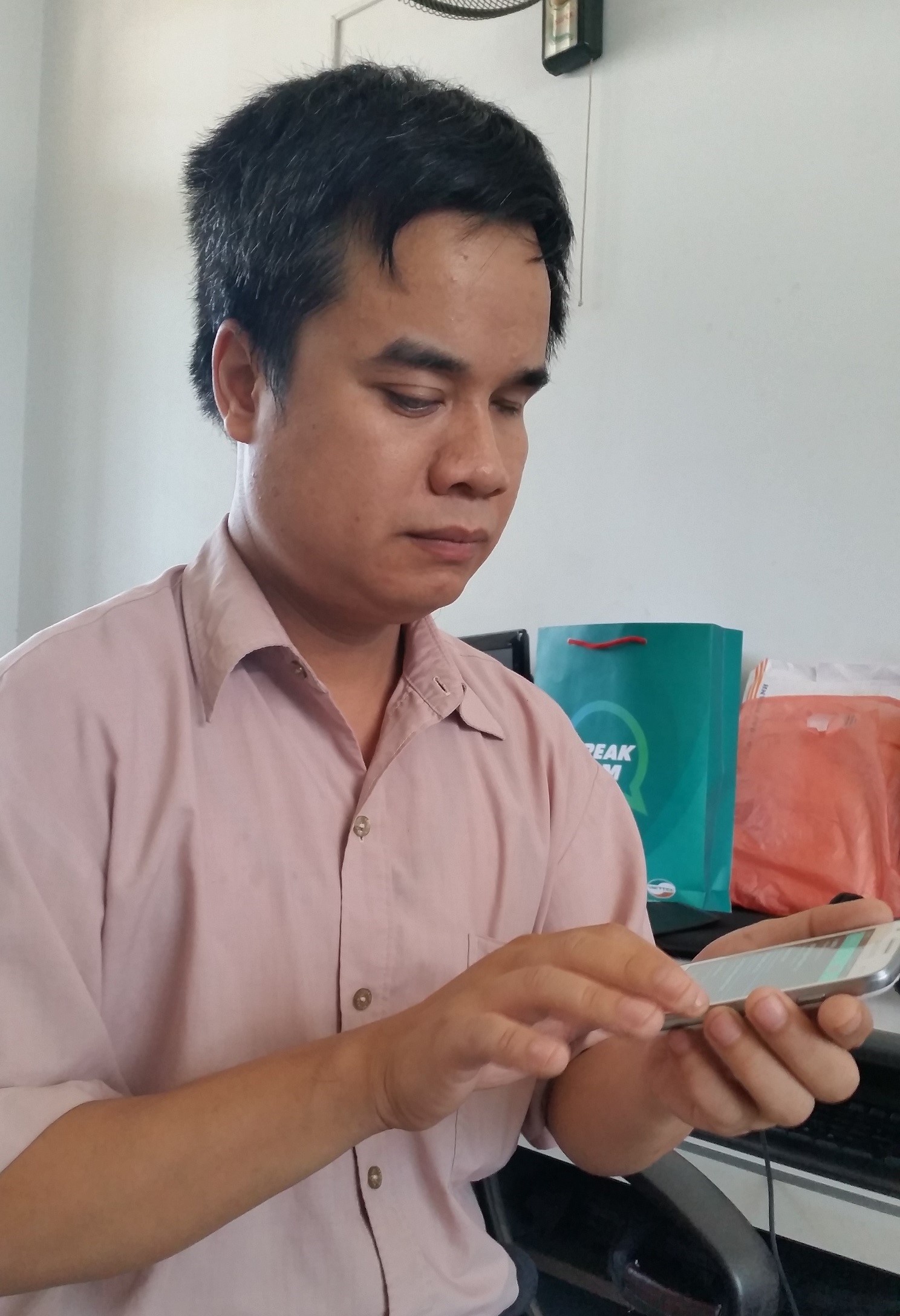 Anh Nguyễn Trường Thanh, một người khiếm thị dùng thử bộ sản phẩm Speak Sim tại nơi làm việc.