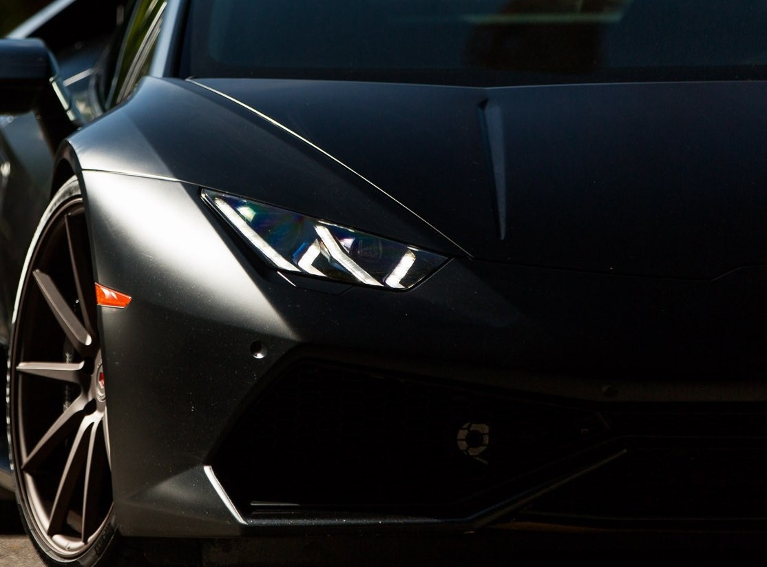 Lamborghini Huracan cũng có phiên bản đen nhám mạnh mẽ.