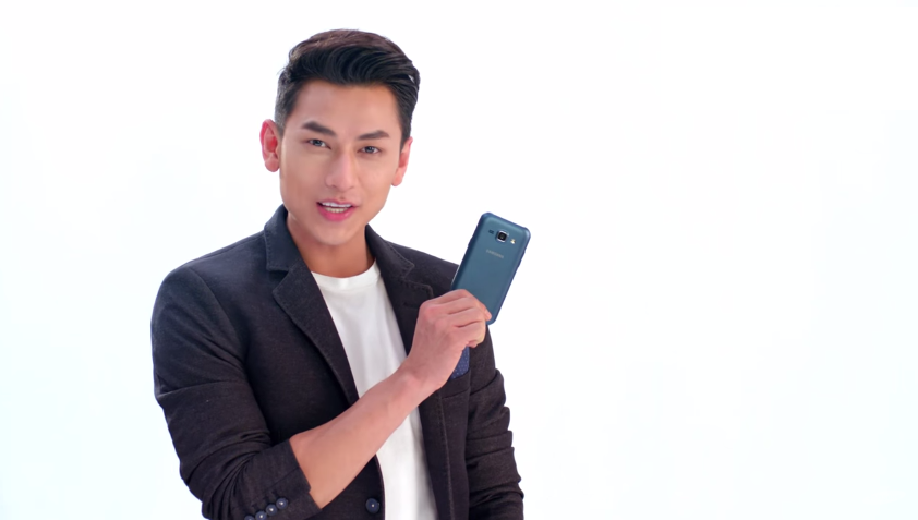 Isaac tư vấn tỏ tình từ xa cho fan.