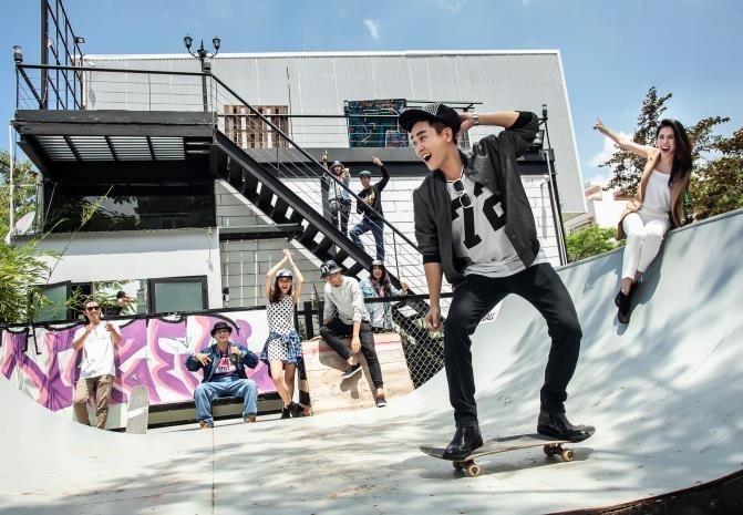 Hai nghệ sĩ trẻ trổ tài trượt ván tại Endee Garden.