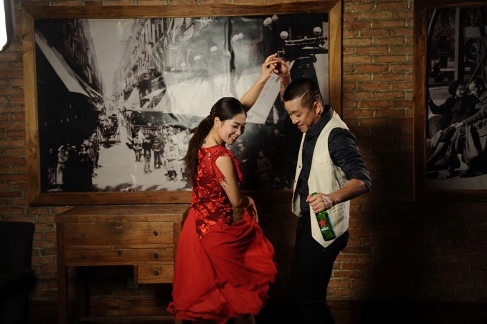 Tuấn Hưng hòa mình vào vũ điệu Latin nóng bỏng cùng một người bạn.