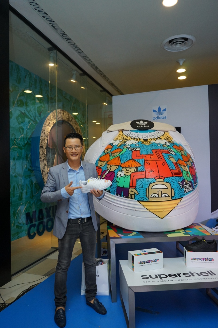 Hoàng Bách háo hức muốn thử giày Supershell.