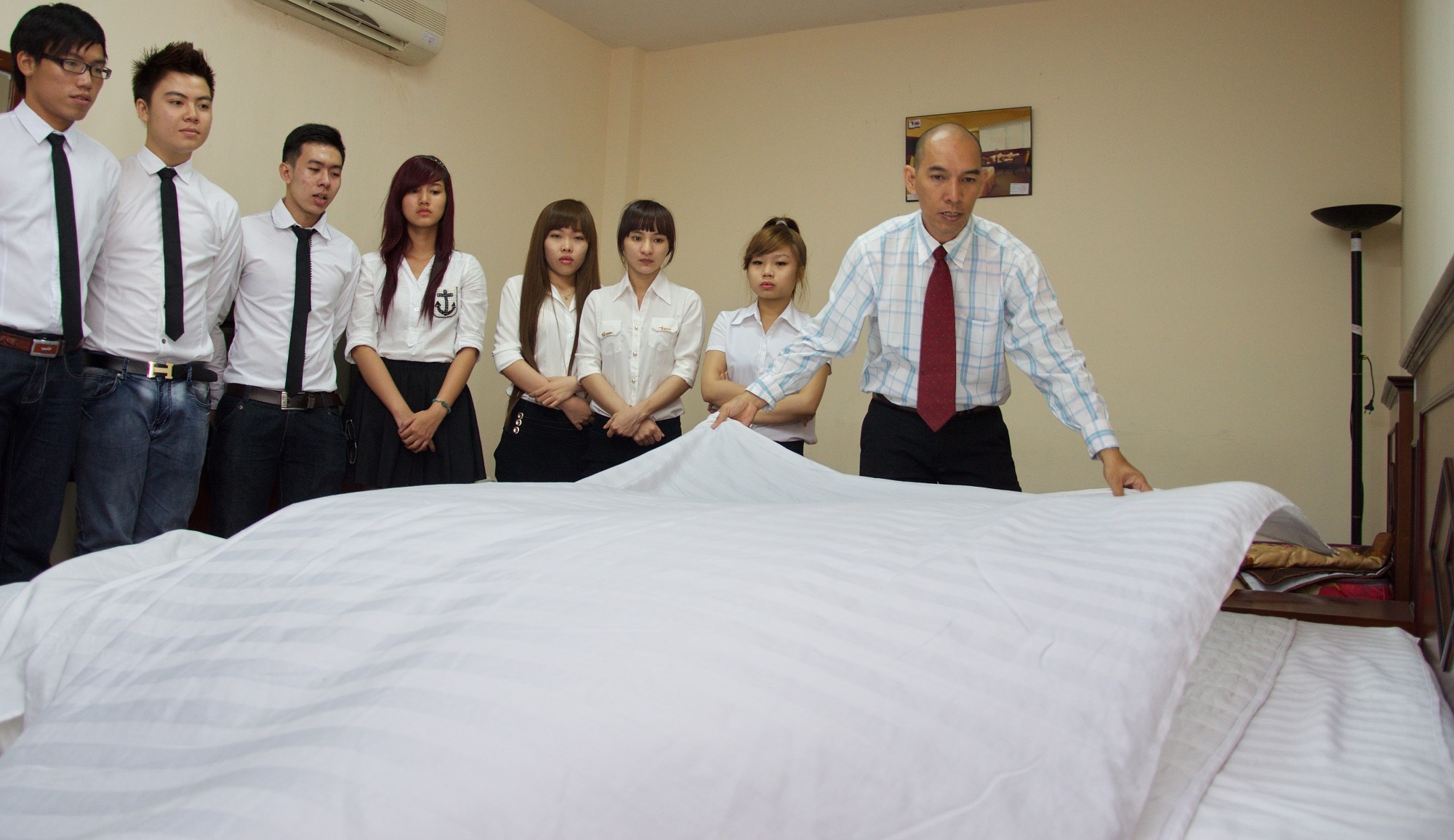 Tiêu chuẩn nghiệp vụ buồng phòng được thiết kế hài hòa với các tiêu chuẩn quốc tế và có thể áp dụng linh hoạt cho các loại hình lưu trú khác nhau