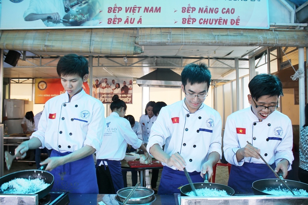 Học viên học cách sơ chế nguyên vật liệu, chế biến món ăn và bày trí trên bàn ăn.