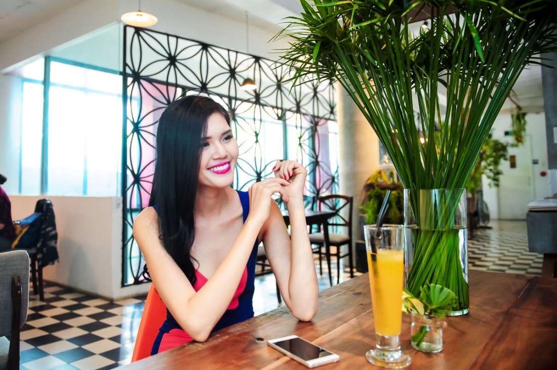 A hau bien Kim Nguyen san sang dong canh nong vi nghe thuat hinh anh