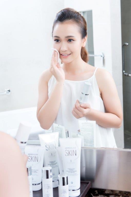 Herbalife SKIN có sự kết hợp giữa vitamin B3, các chất chống oxi hóa, vitamin C, vitamin E, tinh chất Aloe tự nhiên, giúp da tươi trẻ, căng mịn.