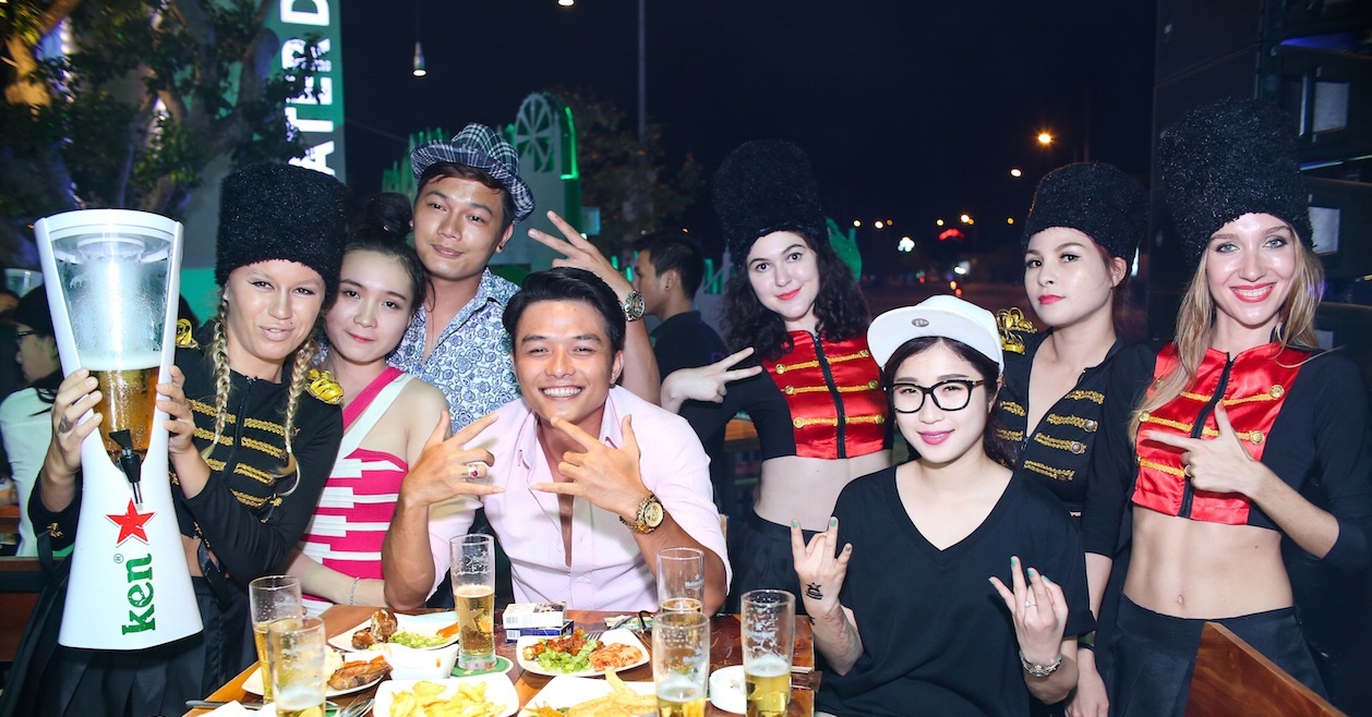 Các bạn trẻ đã có một đêm trải nghiệm đáng nhớ ở thành phố London ngay tại Hopp Beer Garden.