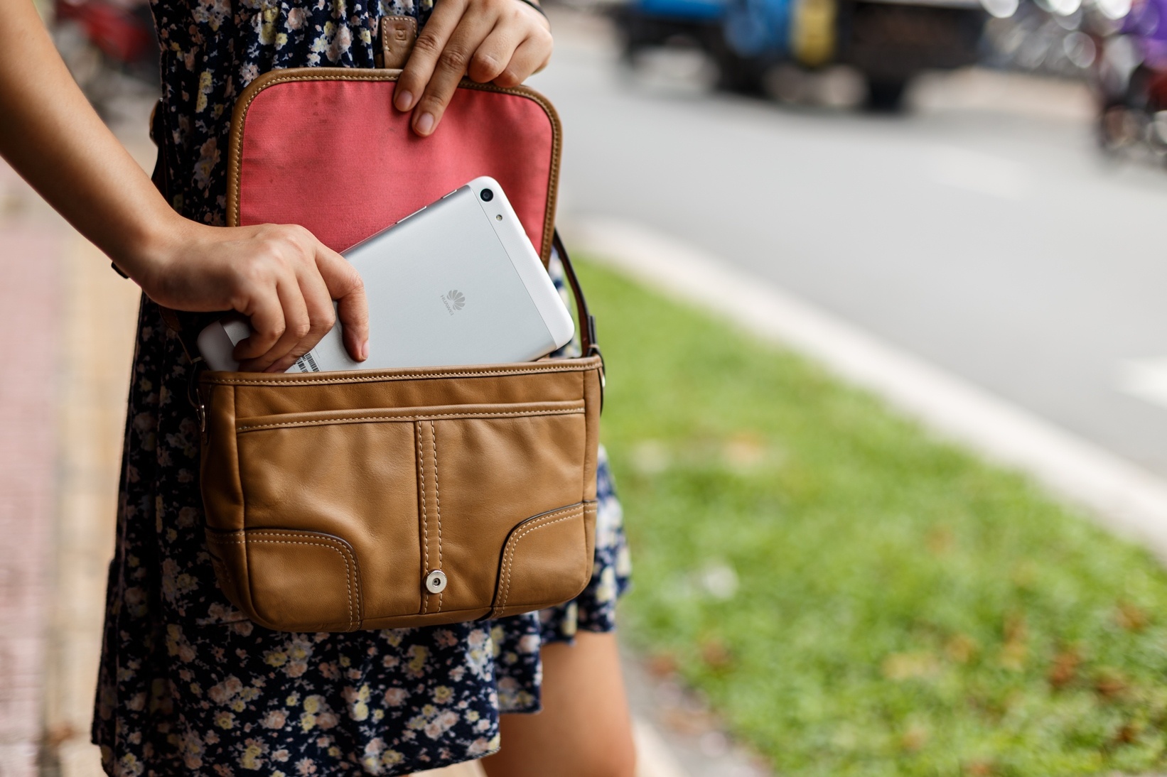 MediaPad T1 7.0 nhỏ gọn dễ dàng bỏ túi mang đi mọi nơi