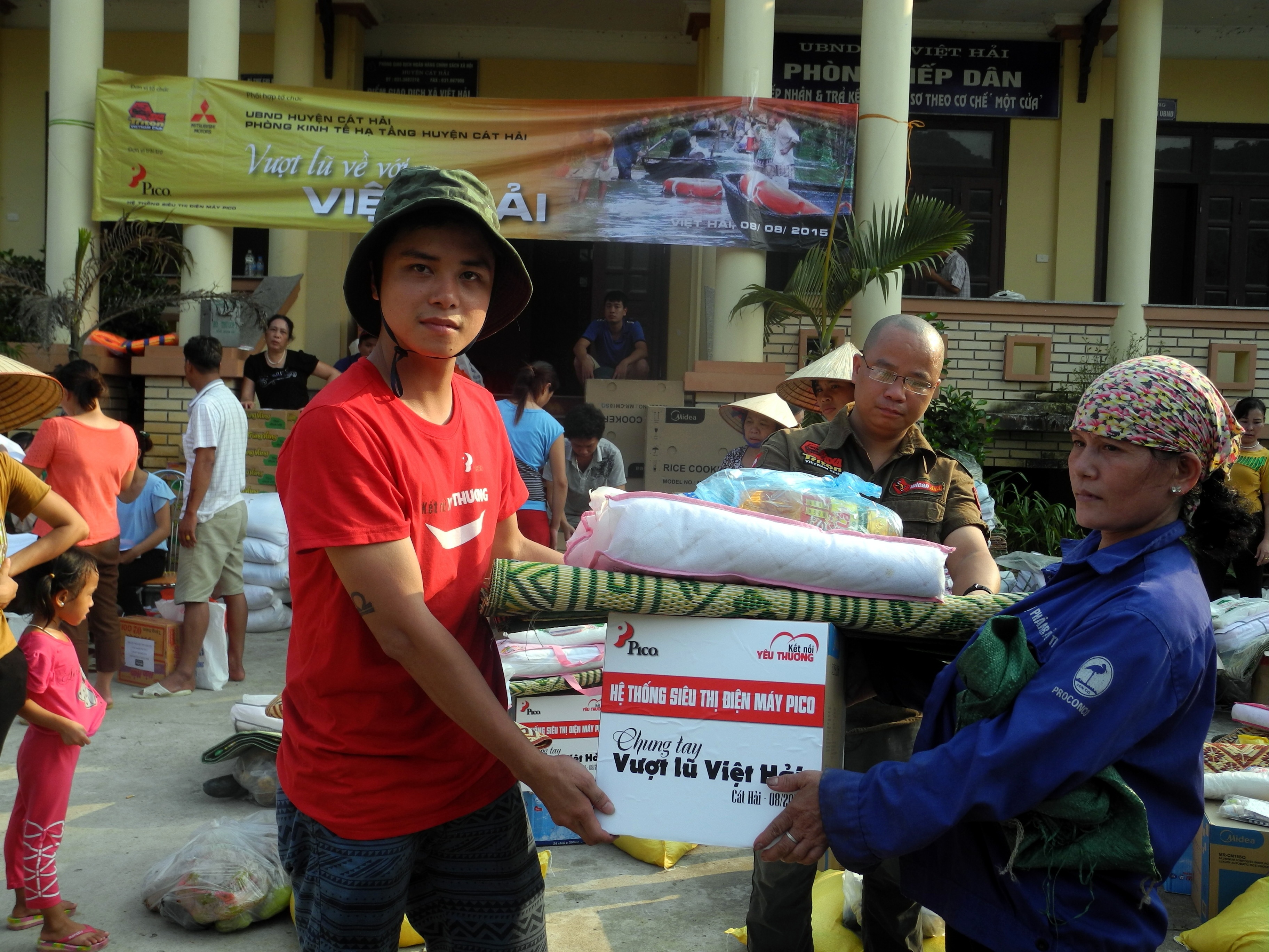 Pico ho tro dong bao lu lut va hien mau cuu nguoi hinh anh