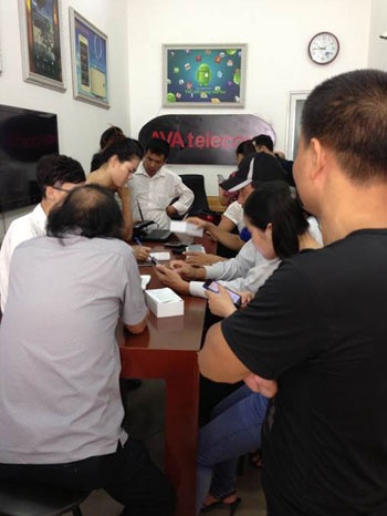 Khách hàng tới chật cả showroom những ngày cuối cùng khuyến mãi.